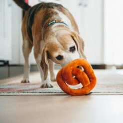 Trixie P.L.A.Y. Pet International Classic - Pretzel Toy -Beeztys Zone international classic pretzel toy 198125 1000 none